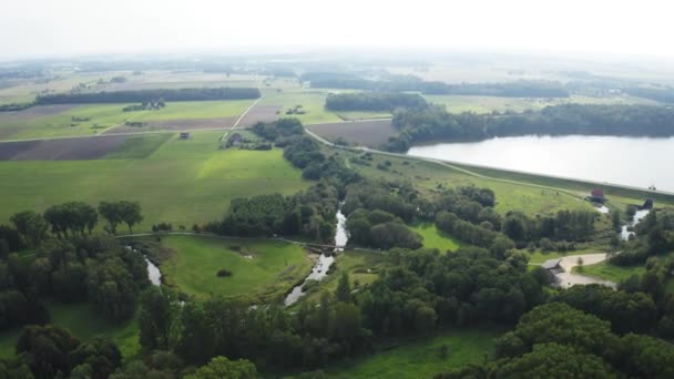 Zdjęcie Lotnicze Małego Miasteczka Wieloma Zielonymi Parkami Litwie — Wideo stockowe