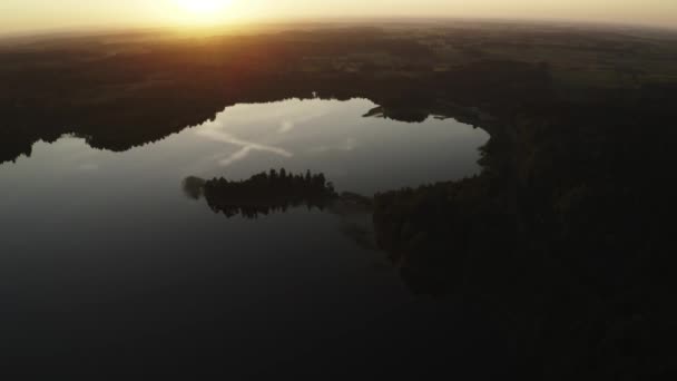 Sunset Drone Tembakan Dari Danau Dan Hutan Hijau Selama Siang — Stok Video