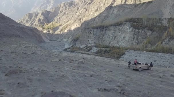 Aerial Gravel Dirt Landscape 4X4 Truck Parked Cliff Edge Skardu — стокове відео