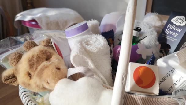 Mother Baby Shower Gift Basket Fluffy Teddy Bear Parenting Accessories — Vídeos de Stock