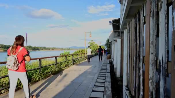 Time Lapse People Going Walking Street Next Mekong River Chiang — стоковое видео