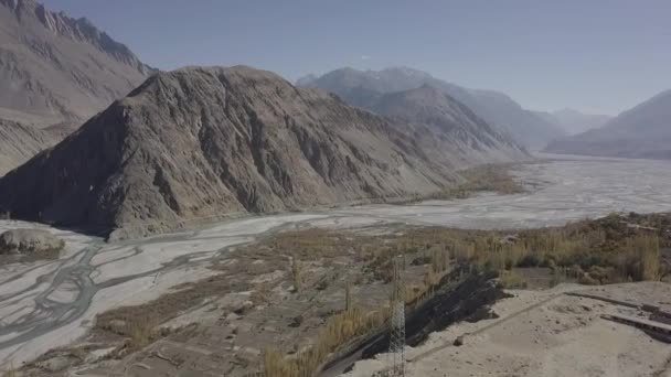 Aerial View Skardu Rugged Valley Landscape River Flowing Dolly Forward — Stockvideo