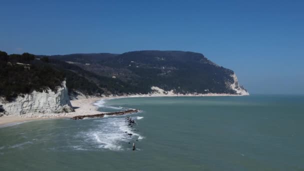 Playa Arena Con Rocas Acantilados Verdes Colinas Bosque Olas Del — Vídeos de Stock