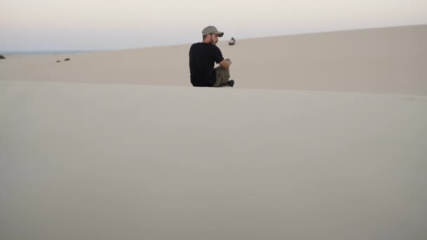 Joven Caminante Explorador Viajero Caminando Solo Las Dunas Arena Natural — Vídeo de stock