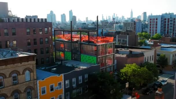 ベッド研究ブルックリン ジェントリフィケーション建設 背景に空中マンハッタン — ストック動画