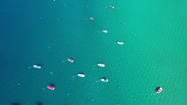 Fly Anchored Sailboat Cove Lake Tahoe California Usa Повітряний Дрон — стокове відео