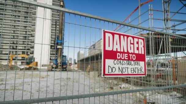 施工造成的危险标志 安装在建筑设备后面的围栏上 — 图库视频影像
