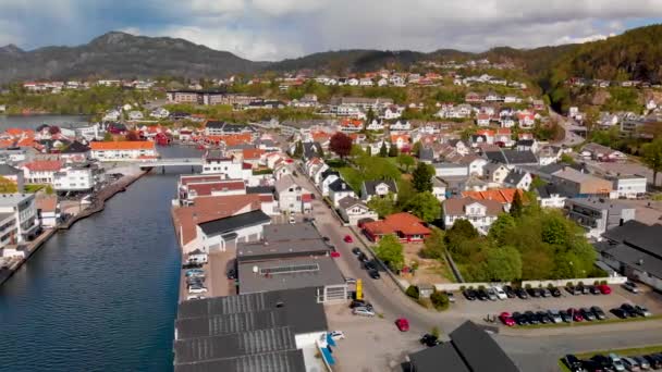 Drone Disparo Del Puerto Flekkefjord Ciudad Montañas Movimiento Lateral — Vídeo de stock