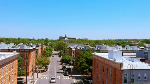 Glendale Queens Buildings Trees Aerial Blue Sky Cars Driving — Stok video