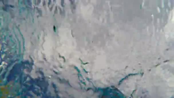 Nebe Pod Vodou Povrch Vody Pohybuje Vytváří Abstraktní Tvary Bubliny — Stock video