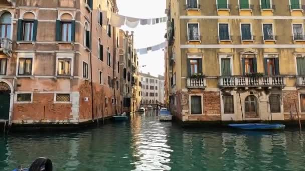イタリアのヴェネツィアにハンギング服を着た家 傾きの遅い動き — ストック動画