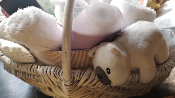 Moeder Baby Douche Cadeau Mand Met Schattige Harige Pluche Speelgoed — Stockvideo