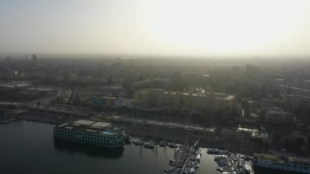 Aerial Pan Drone Toma Luxor Corniche Amanecer — Vídeo de stock