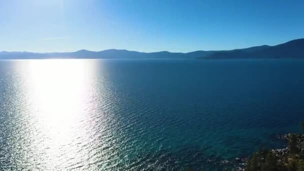 Ondas Rippling Outro Lado Lago Taho Califórnia Com Recifes Água — Vídeo de Stock