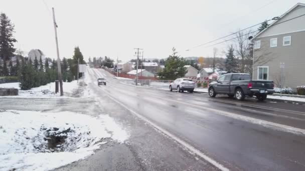 Conducción Coches Calle Residencial Paisaje Nevado Invierno Gresham Oregon — Vídeo de stock