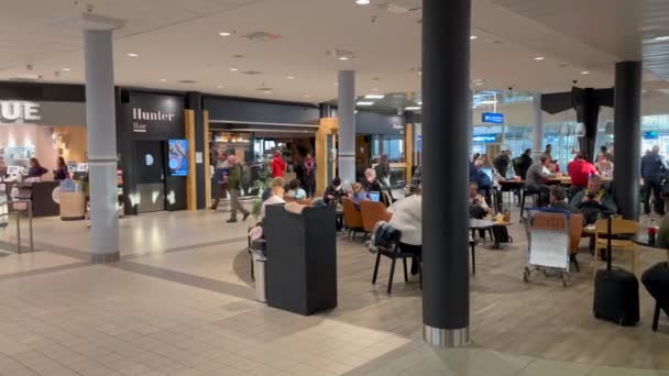 Multitud Personas Terminal Aeropuerto Bod Airport Aeropuerto Civil Ubicado Condado — Vídeos de Stock