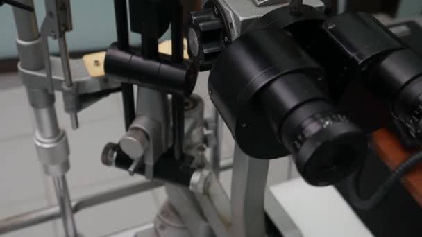 バイオ顕微鏡又はスリットランプは 眼の検査中に使用される明るい光の顕微鏡です — ストック動画