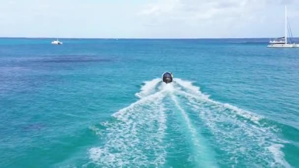 ダイビングのために観光客を取る地元のカリブ海のボートの後ろに撮影無人偵察機 — ストック動画