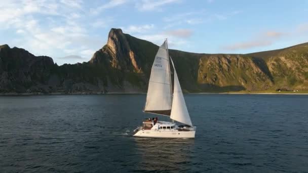 Aerial View Sailing Boat Arctic Sunlit Shore Lofoten Norway Orbit — Stock videók