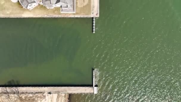 Odgórny Widok Drona Bezpośrednio Nad Brzegiem Great Bay Bay Shore — Wideo stockowe