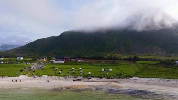 Vista Aérea Longe Das Pessoas Praia Gimsoysand Verão Lofoten Noruega — Vídeo de Stock