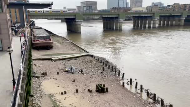 Mudlarks London Eine Schlammlerche Ist Jemand Der Flussschlamm Nach Wertgegenständen — Stockvideo