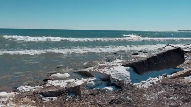 密歇根湖上的海浪冲撞岩石 — 图库视频影像