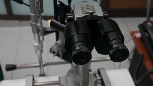 スリットランプ又はバイオ顕微鏡は 眼の検査時に使用される明るい光の顕微鏡です — ストック動画