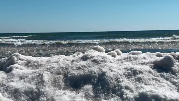 Wellen Krachen Auf Riesiges Eisstück Michigansee — Stockvideo
