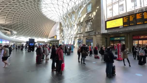 伦敦国王十字车站 Kings Cross Station London 是一个主要的铁路枢纽 设有国王十字车站的国家列车和来自圣潘克拉斯的欧洲之星列车服务 被Regents运河 前工业区 — 图库视频影像