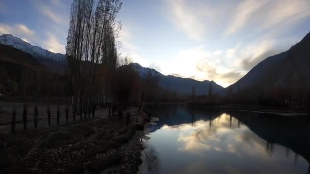 仍然平静的河流映照着斯卡杜山谷的夕阳西下 Pan Right Shot — 图库视频影像