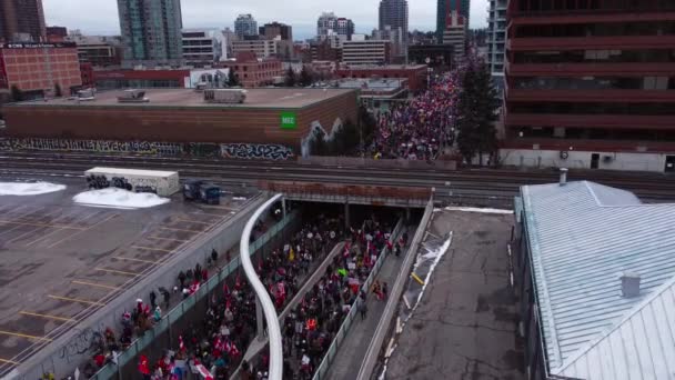 Multitud Marchando Por Calle Rodeando Calgary Protesta Feb 2022 — Vídeo de stock