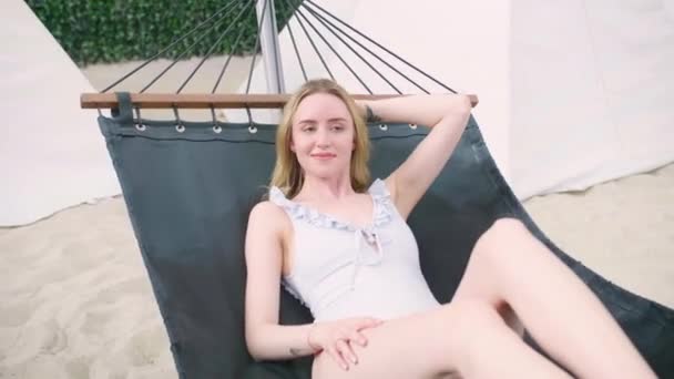 Сексуальна Біла Блондинка Молода Дівчина Лежить Гамаку Однотонному Купальнику Піщаному — стокове відео