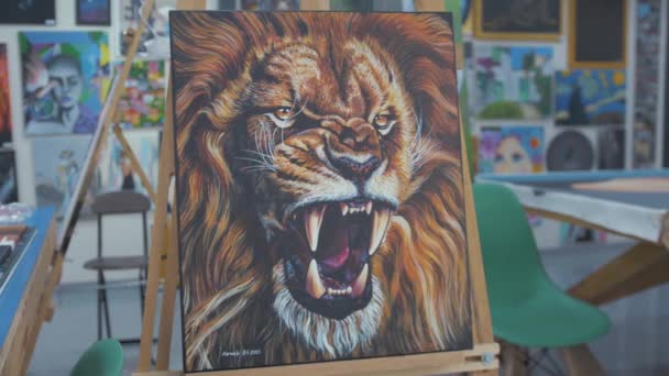 Spectacular Acrylic Lion Painting Gallery Wide Shot — Vídeos de Stock