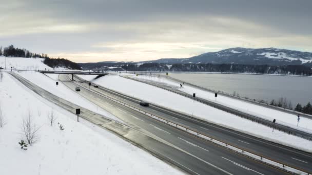 겨울에는 오슬로를 남쪽으로 향하는 노르웨이 고속도로입니다 Minnesund 근처에 Mjsa 버스는 — 비디오