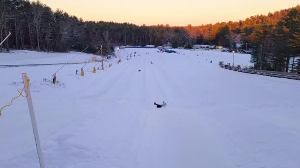 Menschen Haben Spaß Beim Winter Tubing Downhill Nashoba Tubing Park — Stockvideo