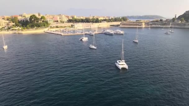 Widok Lotu Ptaka Zakotwiczone Żaglówki Przed Starą Fortecą Korfu Grecja — Wideo stockowe