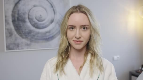 Professionelle Gesichtsmassagebehandlung Junge Kaukasische Blondine Liegt Entspannt Auf Massagebett Luxuriösen — Stockvideo
