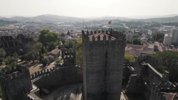 Tour Château Médiéval Guimaraes Avec Fier Drapeau Portugais Aérienne — Video