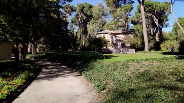 Kippaufnahme Des Eingangsgebäudes Capricho Park Schöne Hohe Bäume Einem Sonnigen — Stockvideo