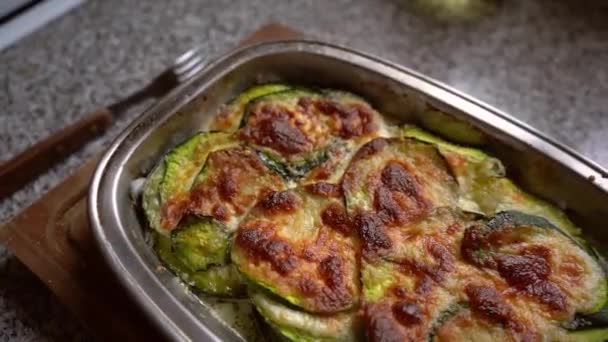 Bovenaanzicht Van Vegetarische Schotel Met Gebakken Groene Pompoen Gesmolten Kaas — Stockvideo