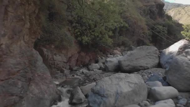 Mountain Water River Creek Winding Rock Boulders Wilderness Flowing Downstream — Vídeo de Stock