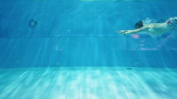 男子游泳运动员独自在水下慢动作 气喘吁吁地穿越游泳池 进行体育竞赛训练 — 图库视频影像