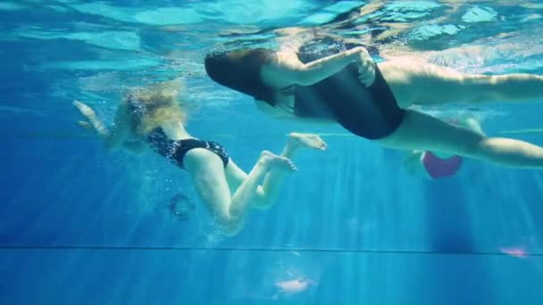 Slow Motion Subacqueo Giovane Donna Atletica Caucasica Nuoto Allenamento Acqua — Video Stock