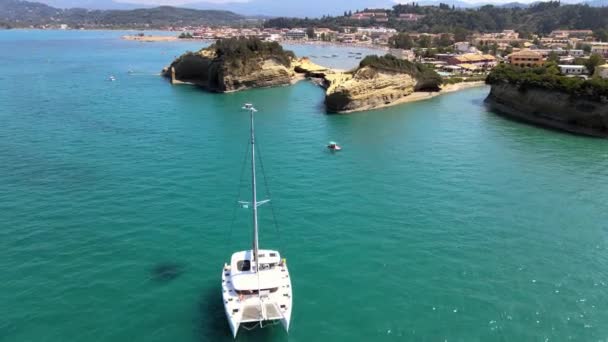 Voo Aéreo Sobre Catamarã Perto Canal Amour Corfu Grécia — Vídeo de Stock