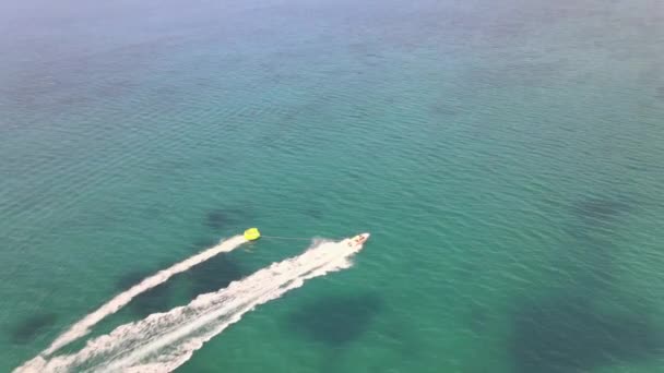 Aerial Shot Speedboat Pulling People Inflatable Ring — Vídeos de Stock