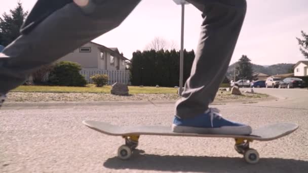 Skateboard Spingendo Planando Rallentatore Uno Skateboard — Video Stock