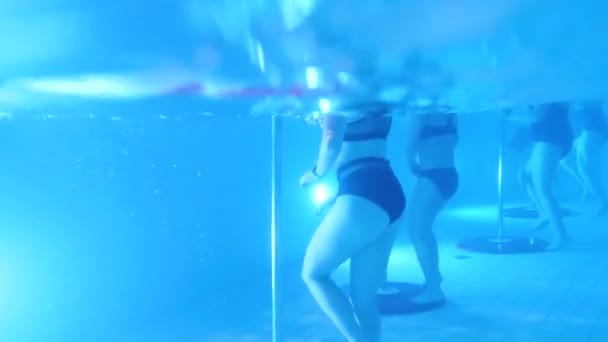 Подводный Бассейн Упражнения Растяжения Тренировки Женские Ноги Работает Воде Бассейна — стоковое видео