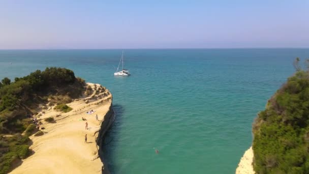 Aerial Shot Sandstone Cliff Canal Amour Approaching Catamaran — Stock video