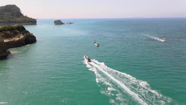 Luchtfoto Boven Speedboot Vertraagd Voor Canal Amour Zandsteen Corfu Griekenland — Stockvideo